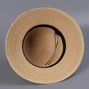 Detailansicht des inneren Schweißbandes und der natürlichen Raffia-Textur des Sonnenhuts