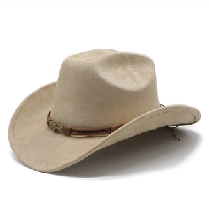 Dettaglio cappello da cowboy in lana con fibbia metallica punk e motivo a teschio