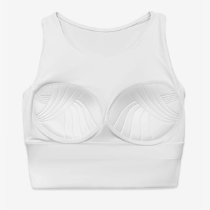 Dettaglio reggiseno sportivo bianco con coppe modellate e ampia fascia sottoseno
