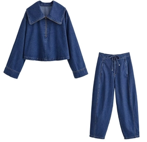 Completo in denim blu scuro con giacca corta a zip e pantaloni larghi con coulisse in vita