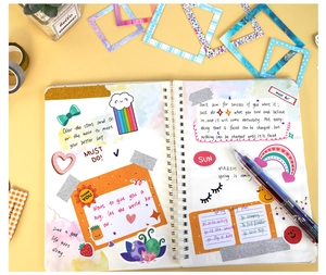 Vista superior del set de papelería DIY con cuaderno, pegatinas y bolígrafo de colores vivos