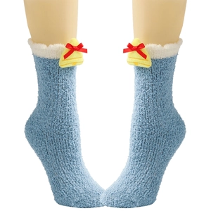 Detail von flauschigen blauen Korallenvlies-Socken mit Weihnachtsbaum und roter Schleife