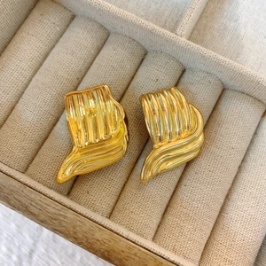 Boucles d'oreilles carrées abstraites dorées avec une texture métallique brossée