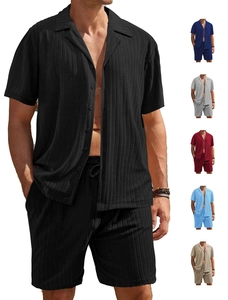 Détail de la texture gaufrée verticale sur cet ensemble chemise à manches courtes