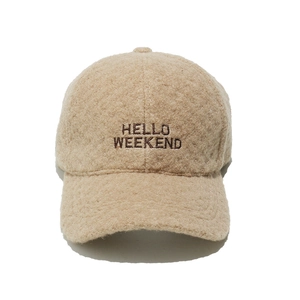 Detailaufnahme der beigen Teddy-Basecap mit brauner Hello Weekend Stickerei vorne