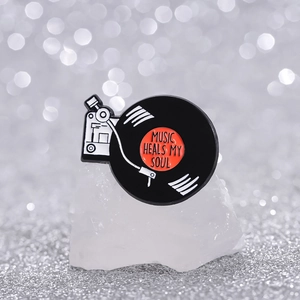 Broche en émail tourne-disque vintage avec texte Music Heals My Soul sur pierre blanche