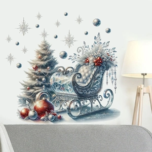 Détail de stickers muraux sapin de Noël avec ornements bleus et rouges dans un salon chic
