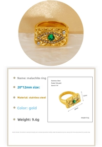 Vue détaillée d'une bague en acier plaqué or 18k avec malachite et cristaux