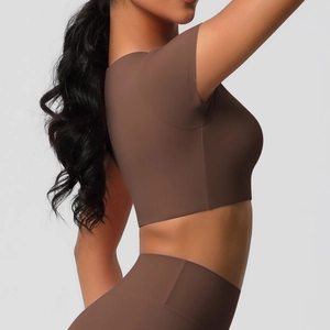 Ensemble haut de yoga marron foncé à manches courtes et leggings pour le fitness