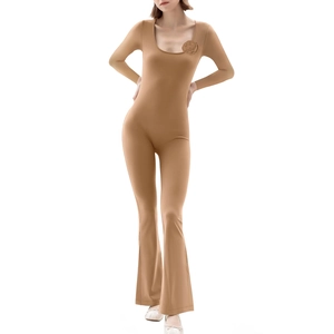 Tuta da donna color cammello a maniche lunghe con scollo quadrato e decorazione a rosa