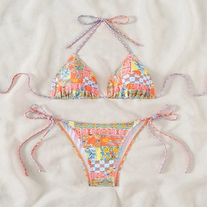 Flachliegendes Boho-Bikini-Set mit buntem Blumenmuster und verstellbaren seitlichen Bändern