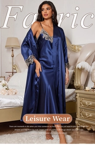 Vue détaillée de la nuisette en satin bleu foncé avec garniture en dentelle argentée