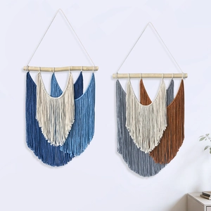 Tenture murale bohème faite main avec franges colorées et support en bois naturel