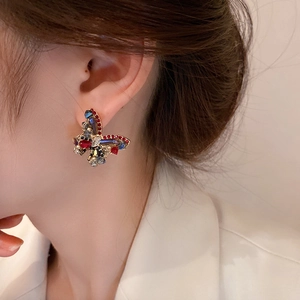 Detailaufnahme eleganter Kristall-Schmetterlings-Ohrringe im französischen Vintage-Stil