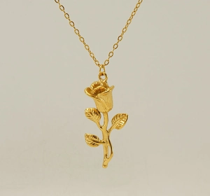 Gros plan détaillé du pendentif rose 3D en or 18 carats avec pétales texturés fins