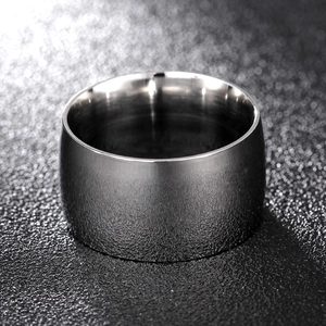 Breiter 12mm Silberring aus Titanstahl mit mattem Finish und polierter Innenseite