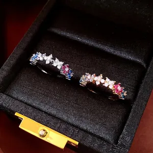 18k vergoldeter offener Ring mit bunten Zirkonia-Blumenkristallen in Schmuckschatulle