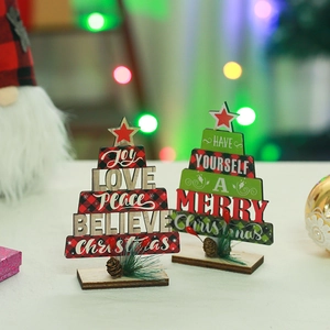 Primo piano di due decorazioni da tavola in legno a forma di albero con auguri festivi