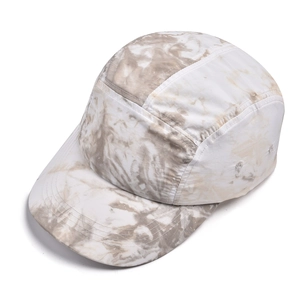 Détail de la texture marbrée tie-dye et des coutures d'une casquette de baseball