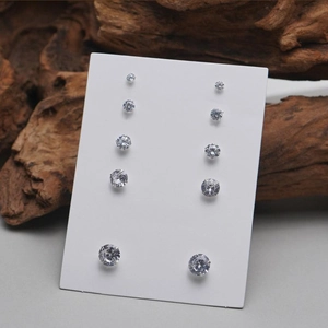 Lot de cinq boucles d'oreilles en argent S925 avec zircons de tailles dégradées