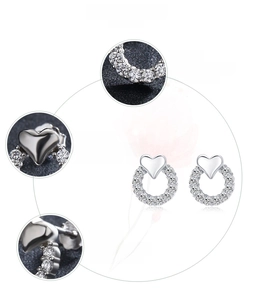 Détail macro de boucles d'oreilles cœur en argent 925 avec zircone 5A sertie main