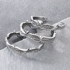 Detailansicht der nordischen Wikinger-Armbänder mit Feder- und keltischen Knotenmustern