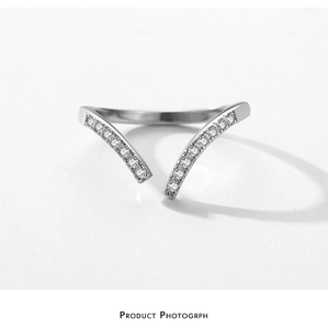 Detailansicht eines silbernen V-Rings mit Mikro-Pavé-Zirkonia-Besatz und Spalt-Design