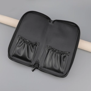 Vue intérieure de la trousse à pinceaux en cuir PU noir avec poches élastiques et zip