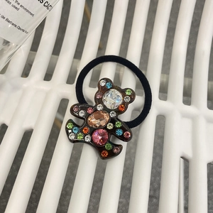 Élastique à cheveux ours en strass colorés Y2K avec bande noire élastique sur fond blanc