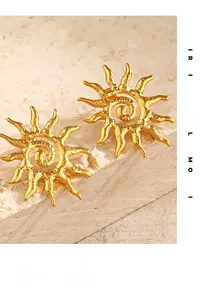 Nahaufnahme sonnenförmiger vergoldeter Ohrstecker mit gehämmerter Metalloberfläche