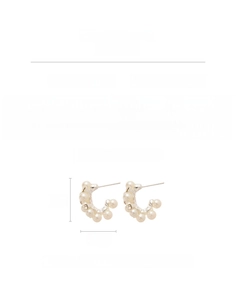 Detalle de pendientes en C de 2cm con perlas y cristales junto a medidas detalladas