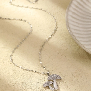 Collier à pendentif champignon en argent avec zircons étincelants sur une chaîne créative