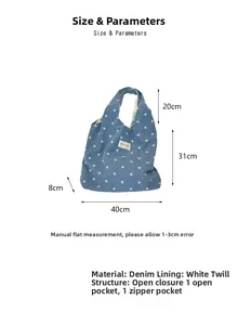 Détail du sac cabas en jean à motif étoiles montrant les dimensions 40x31x8cm