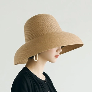 Détail du chapeau de soleil en paille kaki avec tissage fin et large bord incurvé