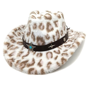 Détail du chapeau de cowboy léopard avec bande en cuir et clou d'étoile turquoise