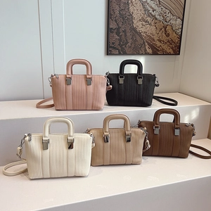 Pleated retro tote bags in five colors with textured finish and top handles