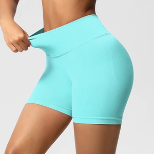 Détail du short de yoga taille haute montrant la ceinture élastique et le tricot vert menthe