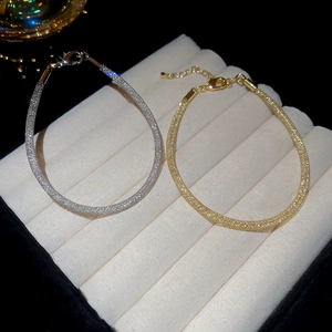 Vue détaillée des bracelets en zircon doré et argenté avec fermoir mousqueton réglable