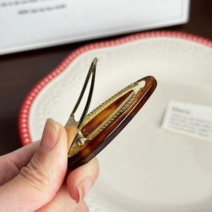 Fermaglio per capelli minimalista in acetato ambrato tartarugato con clip dorata