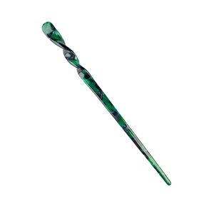 Detailansicht der gedrehten Haarnadel aus Acetat in Grün und Schildpatt-Optik
