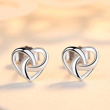 Vista dettagliata di orecchini a cuore in argento sterling S925 con design intrecciato