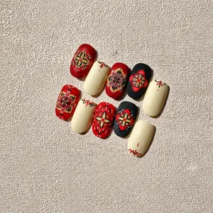 Details von böhmischen Relief-Nagelstickern mit Barock-Mandala-Mustern und Goldakzenten