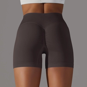 Dettaglio della cucitura arricciata sui pantaloncini fitness a coste senza cuciture caffè