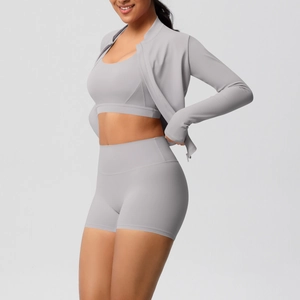 Ensemble de yoga trois pièces gris clair avec brassière, short de cycliste et veste zippée