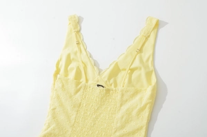 Dettaglio in pizzo giallo ricamato con schienale elastico arricciato e motivi floreali