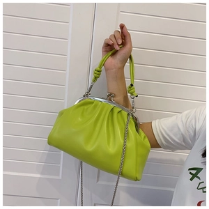 Détail du sac nuage froncé vert citron avec fermoir vintage doré et bandoulière chaîne