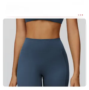 Gros plan d'un legging de yoga bleu marine à taille haute avec large ceinture gainante