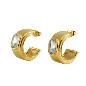 Vue détaillée de boucles d'oreilles C dorées 18K avec cristaux de zircon carrés