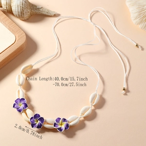 Collier bohème avec coquillage et fleur de frangipanier violette sur cordon