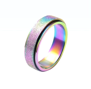 Detailaufnahme eines regenbogenfarbenen Edelstahl-Spinner-Rings mit feiner Glitzer-Optik